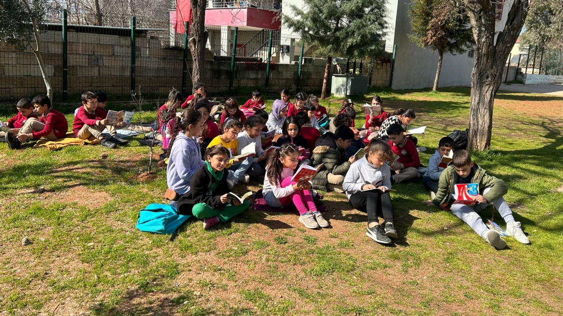 Okulumuz öğrencileriyle bahçede okuma etkinliği yapıldı.