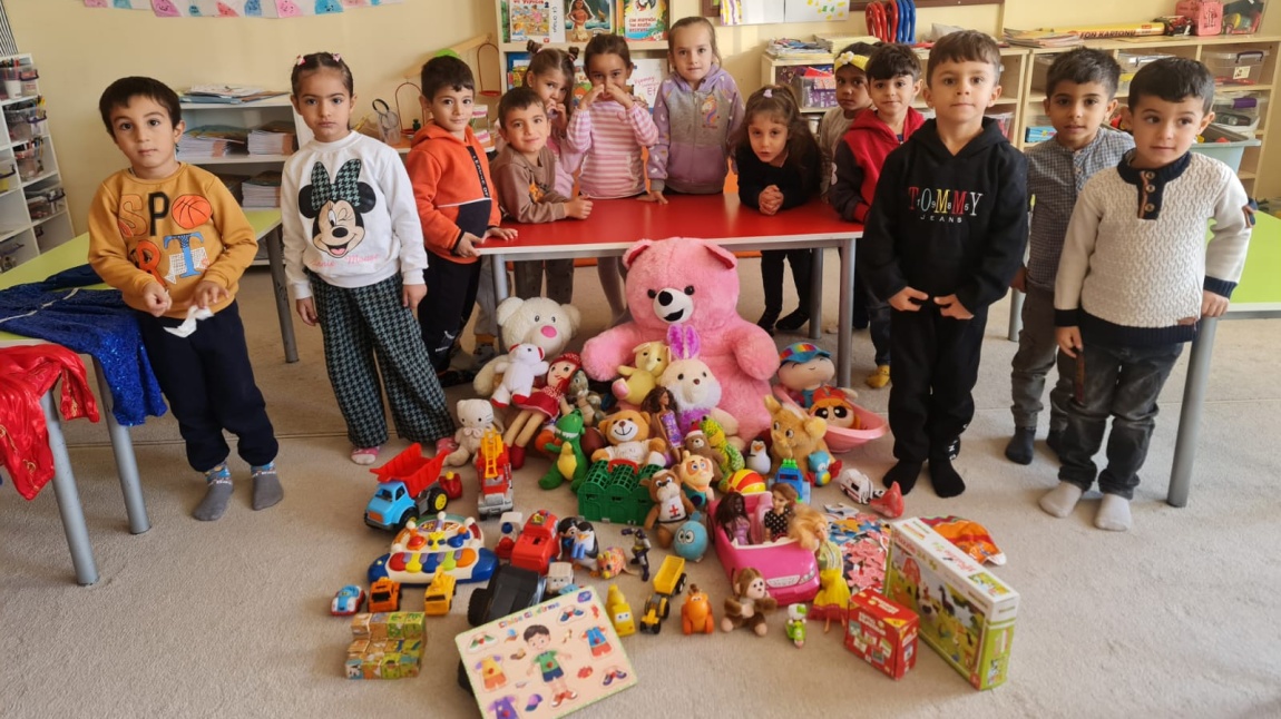 Öğretmen-veli-toplum işbirliği ile anasınıflarımıza oyuncak temin edildi.